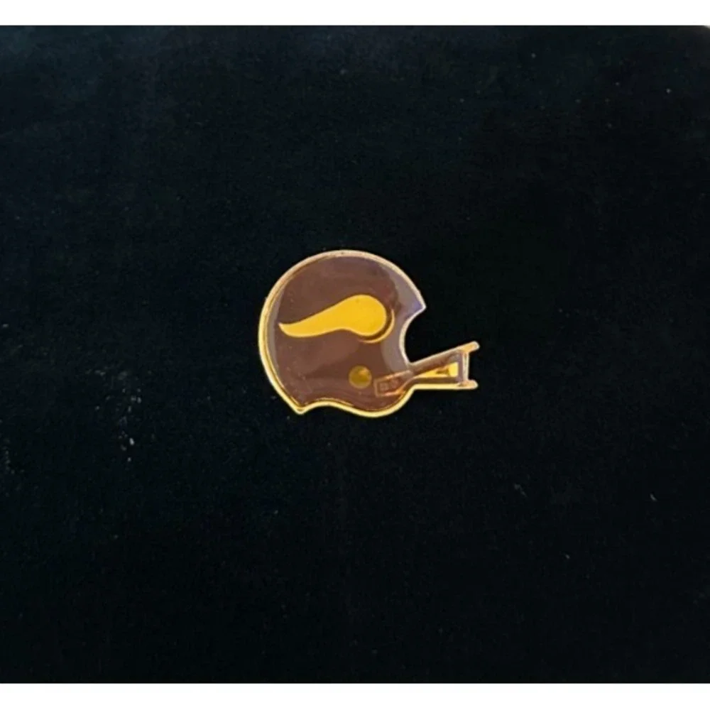 Vtg Minnesota Vikings Helmet Horn Logo Enamel Lapel Pin‎ Purple Gold NFL